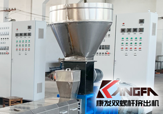 雙螺桿擠出機喂料系統(tǒng)定量加料、攪拌料斗料位控制特點。合理的方案設(shè)計，不僅滿足了系統(tǒng)的工藝要求，并且大大降低了工程制造及生產(chǎn)運營成本。