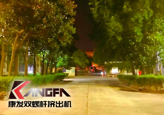 總裝車間：眾志成城齊奮戰(zhàn) 全力以赴保發(fā)貨 確保雙螺桿擠出機(jī)設(shè)備按期交付至顧客手中。